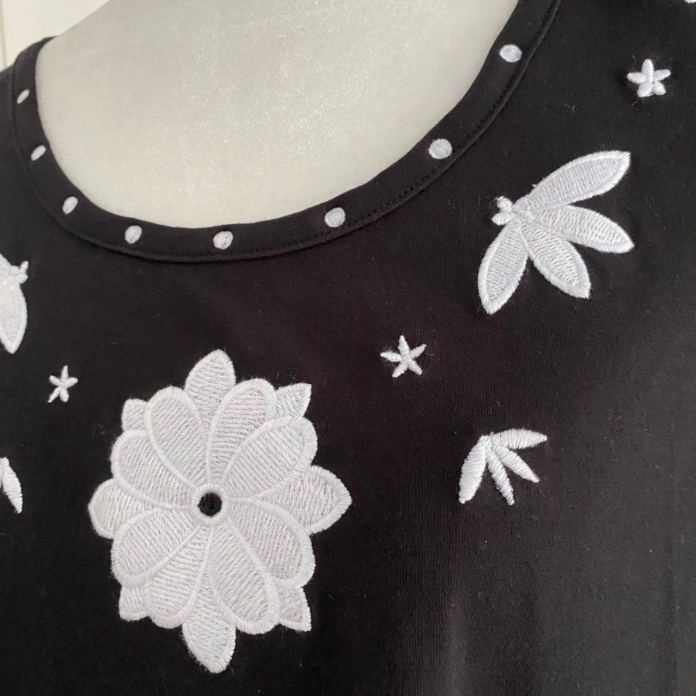 Susan Graver Style Black Top ¾ Length Sleeves Floral Embroidery SZ M - Picture 7 of 10